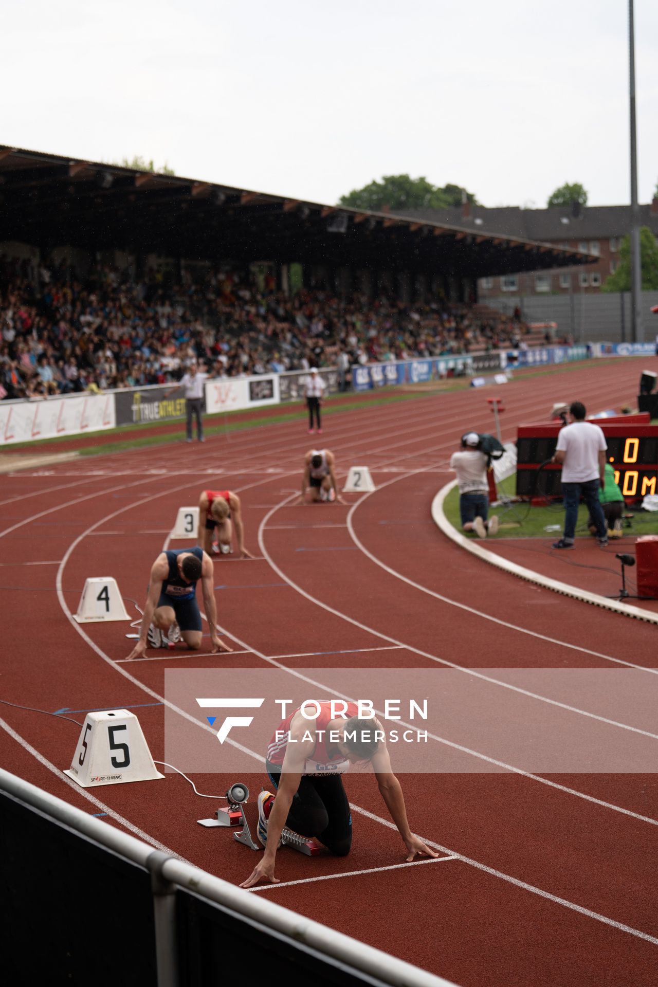 Kai Kazmirek (LG Rhein-Wied), Jan Ruhrmann (LAV Bayer Uerdingen/Dormagen), Marcus Nilsson (SWE) und Niklas Kaul (USC Mainz) im Startblock am 07.05.2022 beim Stadtwerke Ratingen Mehrkampf-Meeting 2022 in Ratingen